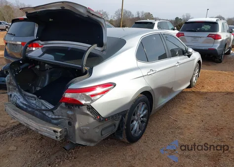 2018 Toyota Camry Le z USA, uszkodzony, nr VIN 4T1B11HK2JU002128